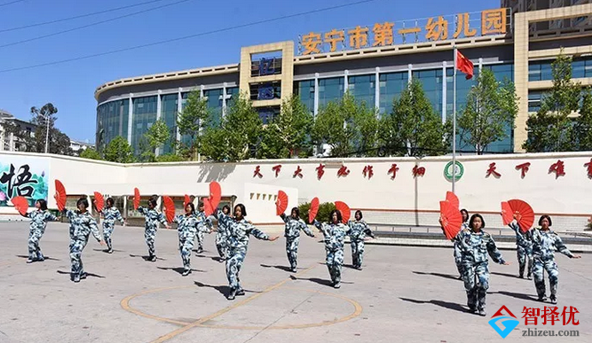 云南安寧好孩子軍事化管理學(xué)校軍訓(xùn)匯演