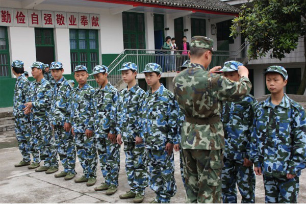 云南臨滄全封閉軍事化管理學校軍事教官.jpg